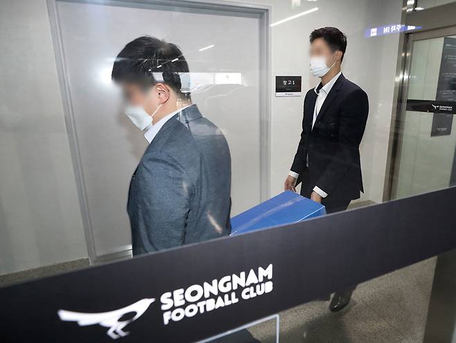 이재명 전 경기지사의 '성남FC 후원금 의혹'을 수사해온 경찰이 5월17일 경기도 성남시 분당구 성남FC 사무실을 압수수색한 후 압수품을 옮기고 있다.ⓒ연합뉴스