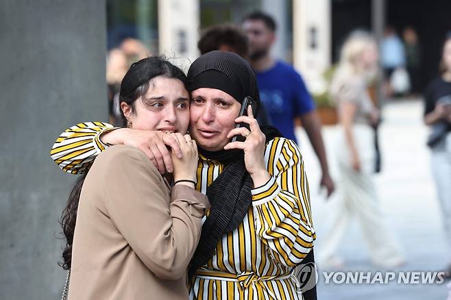 필즈몰에서 피신한 사람들 [AFP=연합뉴스]