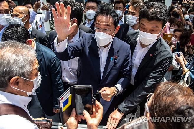 선거 앞두고 유권자와 접촉하는 기시다 후미오 총리 (요코하마 AFP=연합뉴스)