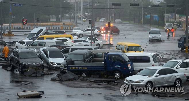 <태풍 차바> 불어난 물에 휩쓸려 뒤엉킨 차량 [연합뉴스 자료 사진]