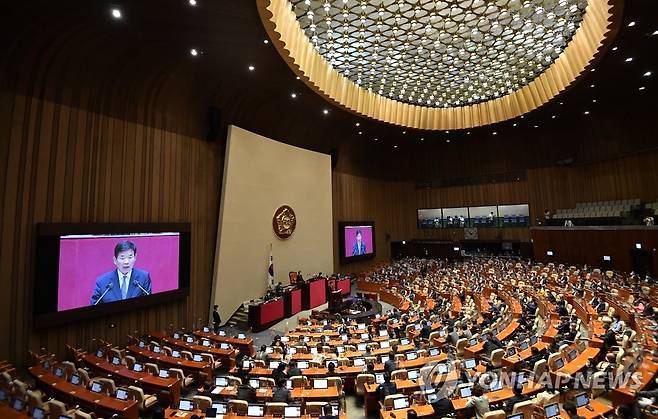 당선인사하는 김진표 신임 국회의장 (서울=연합뉴스) 백승렬 기자 = 김진표 신임 국회의장이 4일 오후 서울 여의도 국회에서 열린 제398회 국회(임시회) 제1차 본회의에서 당선인사를 하고 있다. 2022.7.4 [국회사진기자단] srbaek@yna.co.kr