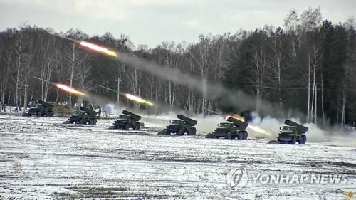 로켓포 발사 훈련하는 벨라루스군 [EPA/벨라루스 국방부 공보실 제공 연합뉴스 자료사진. 재판매 및 DB 금지]