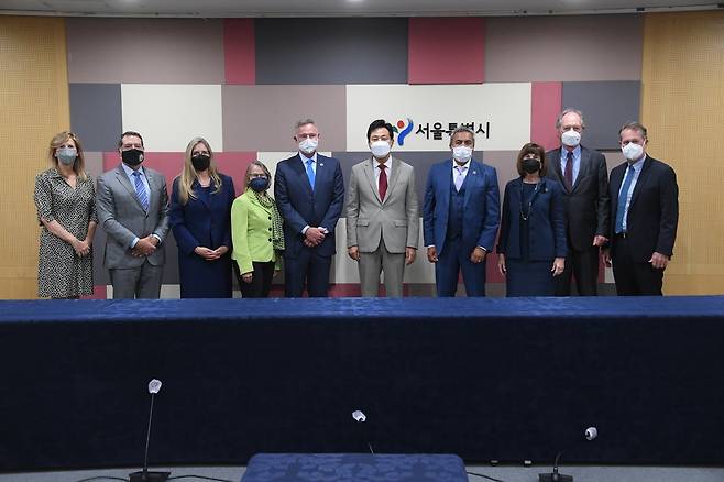 미국 의회 코리아스터디그룹 대표단 만난 오세훈 서울시장 (서울=연합뉴스) 오세훈 서울시장(왼쪽에서 6번째)이 4일 서울시청에서 방한 중인 미국 의회 코리아스터디그룹(CSGK) 대표단을 접견하고 기념촬영을 하고 있다. 2022.7.4 [서울시 제공. 재판매 및 DB 금지]