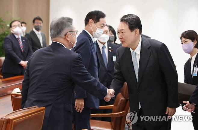 일본 게이단렌 대표단 접견하는 윤석열 대통령 (서울=연합뉴스) 서명곤 기자 = 윤석열 대통령이 4일 오후 서울 용산 대통령실 청사에서 일본의 기업인 단체 게이단렌(經團連·경제단체연합회) 대표단을 접견하고 있다. 2022.7.4 [대통령실통신사진기자단] seephoto@yna.co.kr