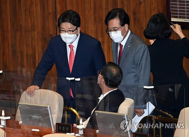 대화하는 국민의힘 지도부 (서울=연합뉴스) 백승렬 기자 = 국민의힘 권성동 원내대표와 송언석 원내수석부대표가 4일 오후 서울 여의도 국회 본회의장에서 열린 제398회 국회(임시회) 제1차 본회의에서 주호영 의원과 대화를 하고 있다. 2022.7.4 [국회사진기자단] srbaek@yna.co.kr