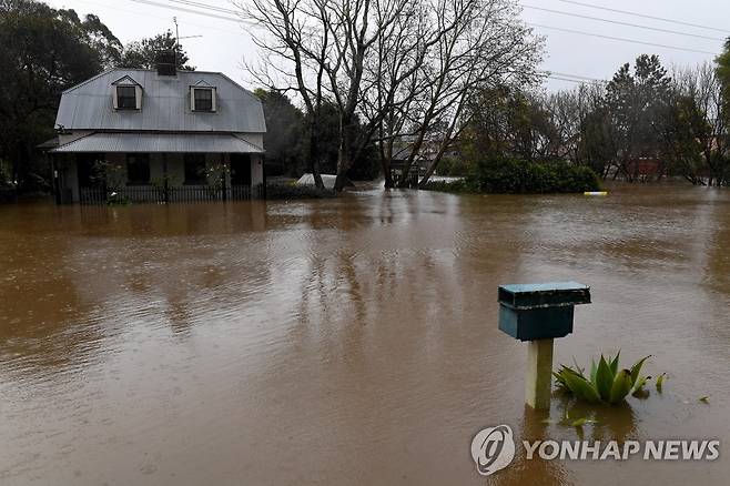 홍수로 물에 잠긴 호주 뉴사우스웨일스 (윈저 EPA=연합뉴스) 호주 뉴사우스웨일스주 윈저시에 있는 주택이 4일 홍수로 불어난 호크스베리강의 물로 잠겨있다. 뉴사우스웨일스주 주민들은 밤새 호우가 지속됨에 따라 대비책을 강구하고 있다. 2022.7.4 alo95@yna.co.kr