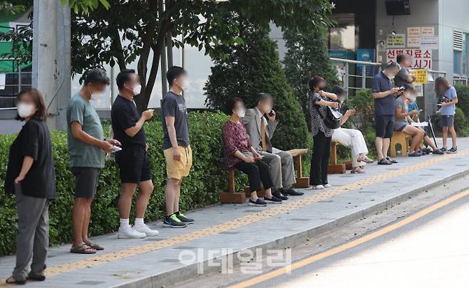 3일 오전 서울 서대문구보건소 선별진료소를 찾은 시민들이 진료를 기다리고 있다. (사진=이데일리 DB)