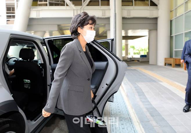 박순애 부총리 겸 교육부 장관이 5일 오후 세종시 어진동 정부세종청사에 도착, 집무실로 향하고 있다.(사진=뉴시스)