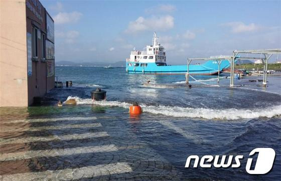 2016년 해수면 상승에 의한 어항도로 침수 피해가 발생한 제주시 우도 천진항. © News1