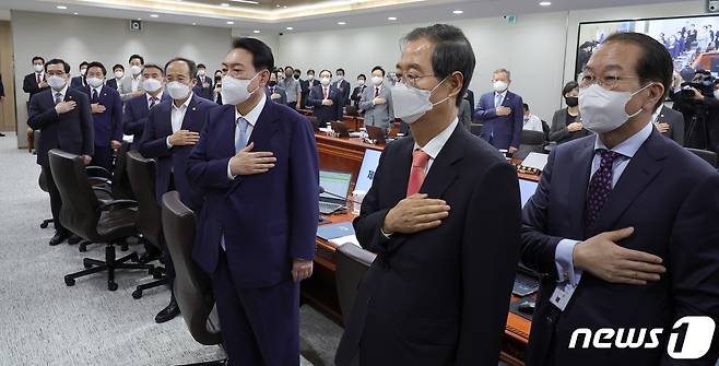 윤석열 대통령이 5일 오전 서울 용산 대통령실 청사에서 제30회 국무회의에 앞서 국무위원들과 국민의례를 하고 있다. 앞줄 오른쪽부터 권영세 통일부 장관, 한덕수 총리, 윤 대통령, 추경호 경제부총리, 이종섭 국방부 장관. (대통령실사진기자단) 2022.7.5/뉴스1 © News1 오대일 기자