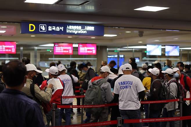 필리핀 국적 계절근로자들이 입국심사 대기를 하고 있다.(법무부 제공)© 뉴스1