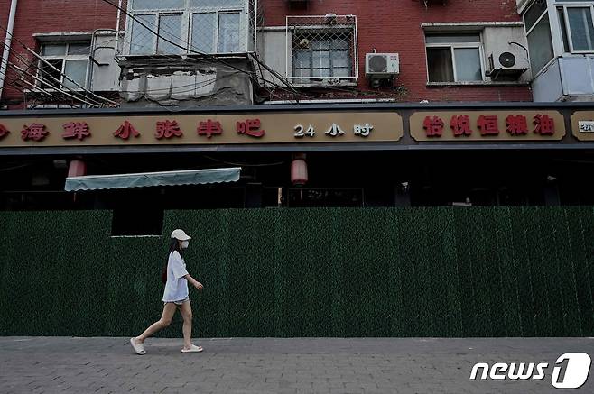 16일(현지시간) 코로나19 재봉쇄가 일부 시행된 중국 베이징 거리에서 주민이 산책을 하고 있다. © AFP=뉴스1 © News1 우동명 기자