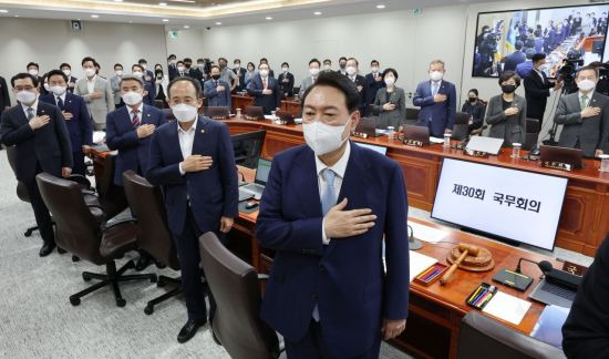 국기에 경례하는 윤석열 대통령
    (서울=연합뉴스) 서명곤 기자 = 윤석열 대통령이 5일 오전 서울 용산 대통령실 청사에서 열린 국무회의에서 국기에 경례하고 있다.  2022.7.5
    seephoto@yna.co.kr
(끝)


＜저작권자(c) 연합뉴스, 무단 전재-재배포 금지＞