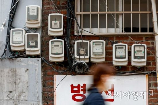 3분기 전기요금 연료비 조정단가 발표가 예정된 지난달 27일 서울 한 상가에 전기 계량기가 설치돼 있다./강진형 기자aymsdream@