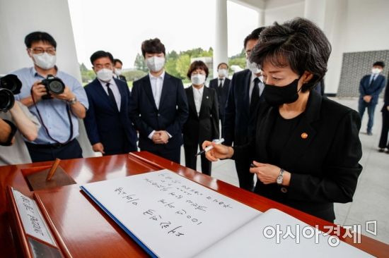 박순애 사회부총리 겸 교육부 장관이 5일 서울 동작구 국립서울현충원을 찾아 참배를 마친 뒤 방명록을 작성하고 있다./강진형 기자aymsdream@