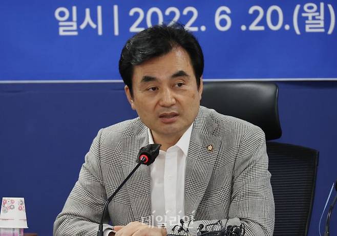 안규백 더불어민주당 전국대의원대회 준비위원회 위원장이 6월 20일 오전 서울 여의도 국회 의원회관에서 차기 지도부 구성 방식과 선출 규정 마련을 논의하기 위해 열린 첫 회의에 참석해 모두발언을 하고 있다. (공동취재사진) ⓒ데일리안 박항구 기자