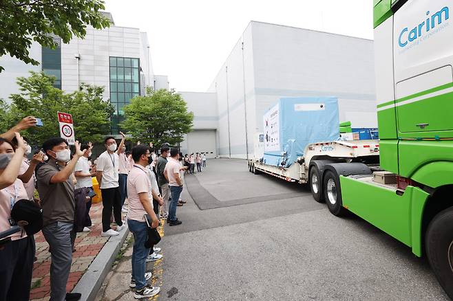 우리나라 첫 달 궤도선 다누리가 대전 항우연에서 인천공항으로 이송되고 있다.