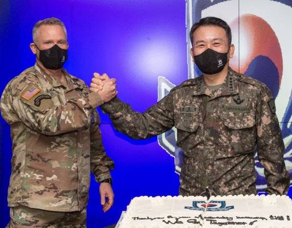 한미연합군사령부는 지난 5월 26일 용산 기지에서 연합사 부사령관 김승겸 대장의 환송행사를 개최했다. 러캐머라(왼쪽) 사령관과 김승겸 부사령관이 포즈를 취하고 있다. 사진=한미연합군사령부 제공