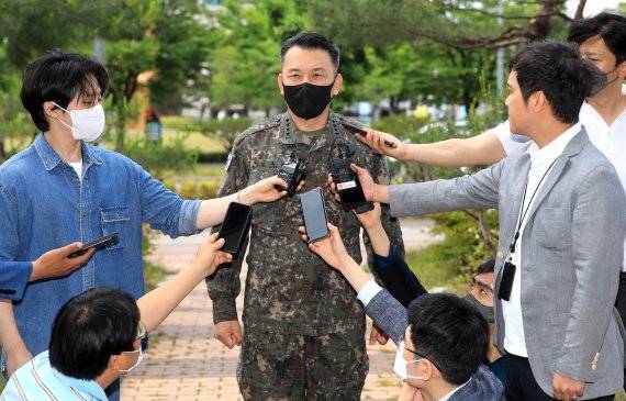 신임 합참의장에 내정된 김승겸 한미연합사 부사령관이 지난 2022년 5월 27일 오후 서울 용산구 국방컨벤션에 마련된 인사청문회 준비 사무실로 출근하며 지명소감을 밝히고 있다. 사진=뉴스1