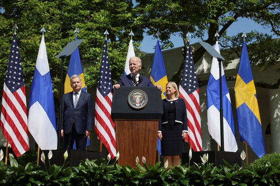 사울리 니니스토 핀란드 대통령(왼쪽)과 마그달레나 안데르손 스웨덴 총리(오른쪽). 가운데는 조 바이든 미국 대통령. 로이터=연합뉴스