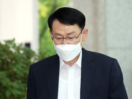 '서해 피격 공무원' 사건 수사와 관련해 책임을 지고 사의하겠다고 표명한 정봉훈 해양경찰청장이 지난달 24일 오후 인천시 연수구 해양경찰청을 나서며 퇴근하고 있다. 연합뉴스