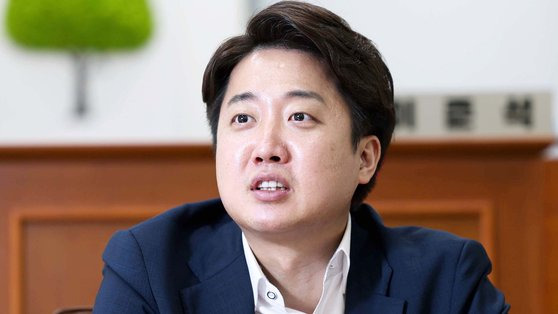 이준석 국민의힘 대표가 지난 4일 국회 대표실에서 중앙일보와 인터뷰를 하는 모습. 김상선 기자