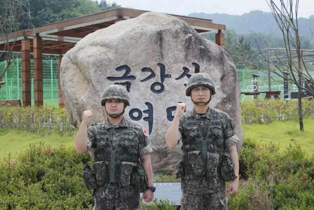 ▲ 부대 전술훈련 중이던 지난달 30일 오후 강원 고성군 죽왕면의 한 도로에서 발생한 교통사고 운전자를 구조한 육군 22사단 금강산여단 장창민 상병(왼쪽)과 이길희 중사.[사진 제공=육군 22사단]