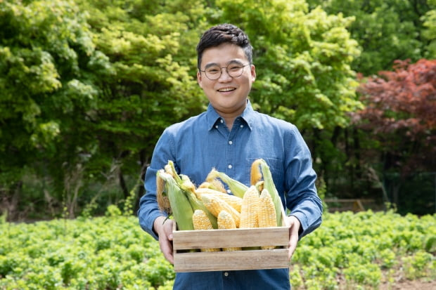 김재훈 퍼밀 대표가 수확한 초당옥수수를 들고 있다. 퍼밀 제공