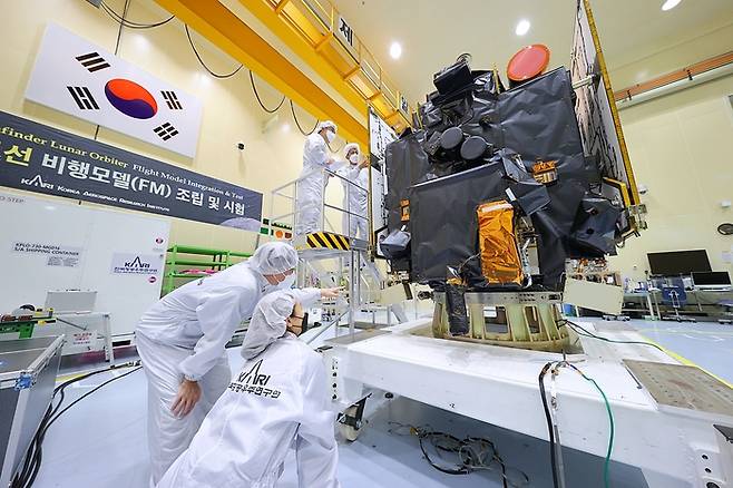 한국항공우주연구원 연구진이 지난 5월31일 한국의 첫 달 궤도선을 대전 한국항공우주연구원에서 점검하고 있다.  항공우주연구원 제공