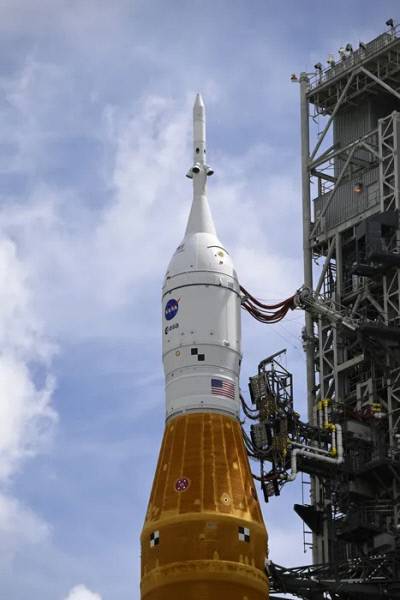 미국 항공우주국(NASA)이 달 탐사 프로젝트 ‘아르테미스 계획’의 일환으로 개발 중인 우주 탐사선 발사용 로켓이 2일(현지시간) 플로리다주 케네디 우주센터 발사대에서 조립되고 있다. 케네디 우주센터|UPI연합뉴스