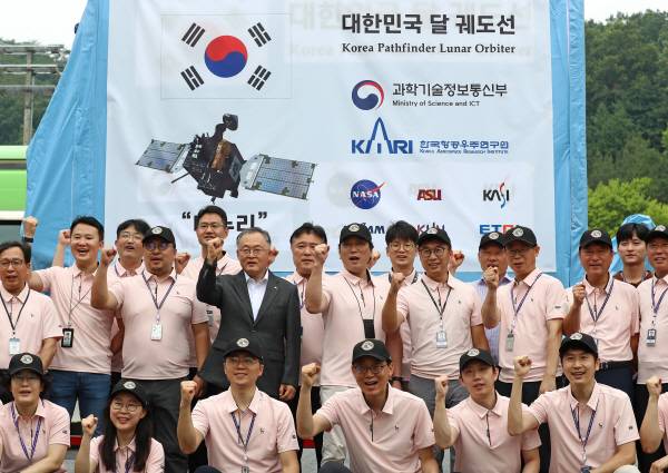 5일 오전 대전시 유성구 어은동 한국항공우주연구원에서 연구진이 우리나라 첫 달 궤도선인 ‘다누리’ 앞에서 기념사진을 찍고 있다. 연합뉴스