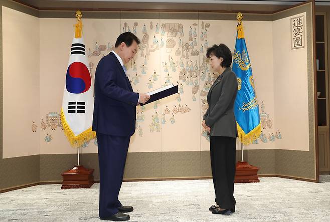 윤석열 대통령이 5일 오전 서울 용산 대통령실 청사에서 박순애 사회부총리 겸 교육부 장관에게 임명장을 수여하는 모습 / 사진 = 연합뉴스