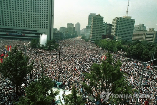 1987년 7월 9일 열린 이한열 열사 장례식 추모 행렬의 모습 / 사진 = 연합뉴스