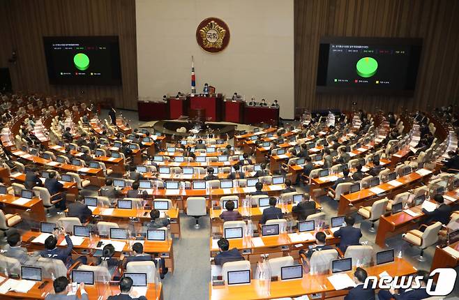 지난해 8월 31일 서울 여의도 국회에서 열린 본회의에서 구글갑질 방지법으로도 불리는 전기통신사업법 일부개정법률안(인앱결제 강제 방지법)이 가결 되고 있다. /사진=뉴스1