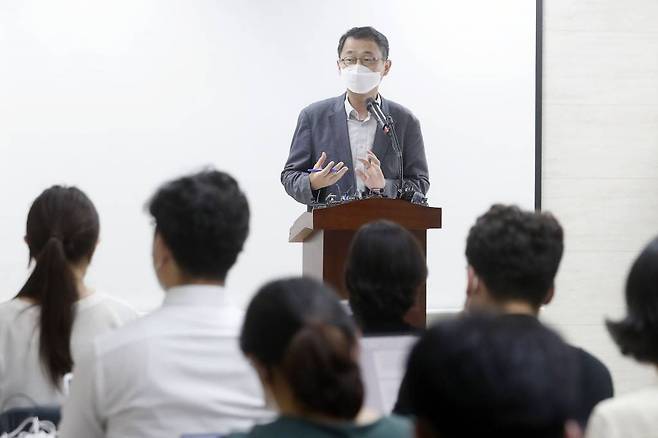 [서울=뉴시스] 최동준 기자 = 송옥렬 공정거래위원장 후보자가 5일 서울 중구 대한상공회의소에서 기자간담회를 열고 정책 방향 등을 설명하고 있다. 2022.07.05.