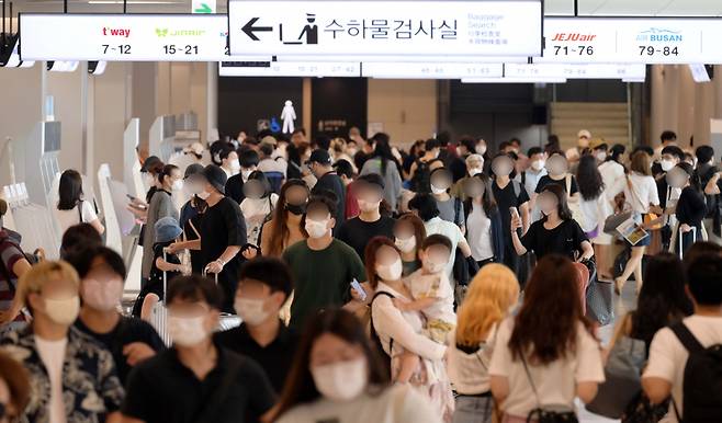 본격적인 여름 휴가철을 앞둔 지난 1일 오전 서울 강서구 김포공항 국내선 탑승장에 미리 여름 휴가에 나선 여행객들로 붐비고 있다. [이상섭 기자]