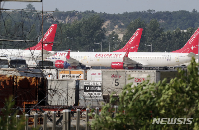 [인천공항=뉴시스]최진석 기자 = 인천국제공항 계류장에 이스타항공 여객기가 세워져 있다. 2021.06.23. myjs@newsis.com