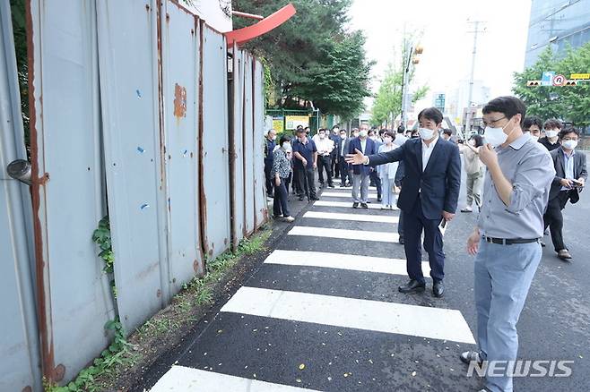 토당초등학교 인근 안전펜스를 점검하는 이동환 시장. (사진=고양시 제공)