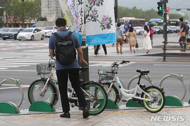 [서울=뉴시스] 권창회 기자 = 사회적 거리두기 해제 이후 서울시 공공자전거인 ‘따릉이’ 이용자가 늘고 있다. 서울시는 올해 1월부터 5월까지 따릉이 대여건수는 1414만건으로 전년 동기(1022만건) 대비 38.3% 증가했다고 밝혔다. 거리두기 해제 직후인 4월 18일부터 6월 12일까지 따릉이 이용 건수는 871만 건으로 전년 동기(576만 건) 대비 300만 건 가까이 증가했다. 사진은 22일 오전 서울 시내에서 시민들이 따릉이를 이용하는 모습. 2022.06.22. kch0523@newsis.com