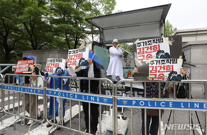 [서울=뉴시스] 조수정 기자 = 유튜브 채널 서울의 소리 관계자들이 지난달 24일 오후 서울 서초구 윤석열 대통령 자택 인근에서 집회를 하고 있다. 2022.06.24. chocrystal@newsis.com