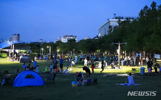 [제주=뉴시스] 우장호 기자 = 장마전선이 소강상태에 놓이며 무더운 날씨를 보인 5일 오후 제주시 도남동 제주시민복지타운 광장이 더위를 피해 야외로 나온 시민들 북적이고 있다. 제주 북부 지역은 지난달 26일 이후 열흘 연속 폭염특보가 발효 중이다. 2022.07.05. woo1223@newsis.com