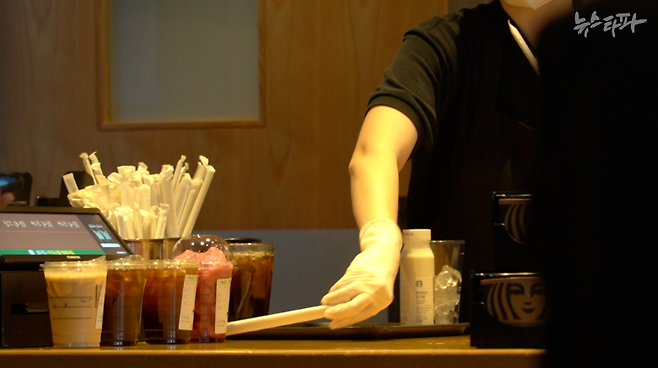 점심시간대, 손님이 길게 줄을 선 상황에서 일하고 있는 스타벅스 매장 직원의 모습.&nbsp;