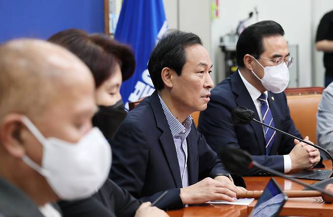 우상호 더불어민주당 비상대책위원장(오른쪽 두 번째)이 지난 4일 오전 서울 여의도 국회에서 열린 비상대책위원회의에서 발언하고 있다.&nbsp; &nbsp; &nbsp;공동취재