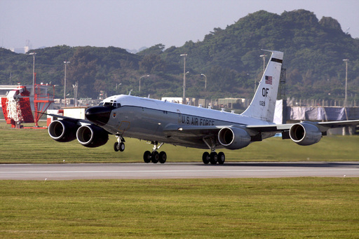 탄도미사일과 지상 목표물 등을 감시하는 미군 정찰기 코브라볼(RC-135S)이 활주로에서 이륙하는 모습. 13일 민간항공추적 사이트 ‘에어크래프트 스폿’ 등에 따르면 코브라볼은 이날 미국 네브래스카주 오펏 공군기지를 출발해 일본 오키나와의 가데나 미군기지로 향한 정황이 포착됐다. 세계일보 자료사진