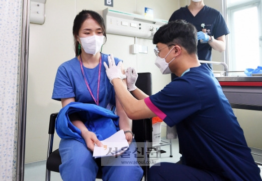 27일 서울 중구 국립중앙의료원에서 이한나 간호사가 원숭이두창 대응 백신 접종을 받고 있다. 2022. 6. 27 오장환 기자