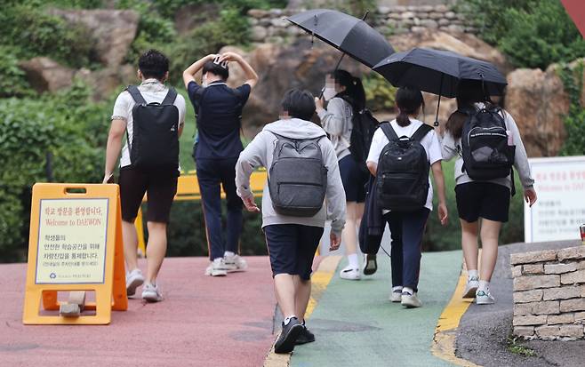 2021년도 고등학교 1·2학년 전국연합학력평가가 실시된 8월31일 서울 광진구의 한 고등학교에서 학생들이 등교하고 있다. ⓒ연합뉴스