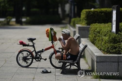 일본 도쿄 폭염 속 땀 닦아내는 자전거 운전자   (도쿄 AP=연합뉴스) 27일 일본 도쿄의 한 공원에서 자전거 운전자가 폭염 속에 휴식을 취하며 얼굴의 땀을 닦아내고 있다. 일본에 때 이른 무더위가 찾아오면서 27∼28일 연이틀 전력 수급 주의보가 발령됐다. 주의보는 전력예비율이 5% 밑으로 떨어질 것으로 예상될 때 발령한다. 2022.6.27
    leekm@yna.co.kr