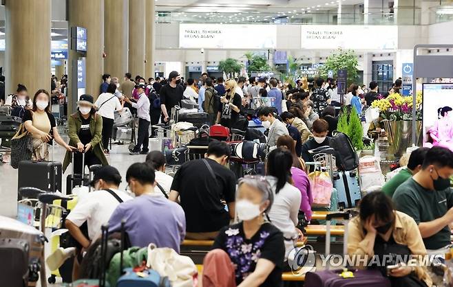 붐비는 인천공항 1터미널 입국장 (영종도=연합뉴스) 임헌정 기자 = 지난달 30일 영종도 인천국제공항 제1여객터미널 입국장이 붐비고 있다. 2022.6.30 kane@yna.co.kr