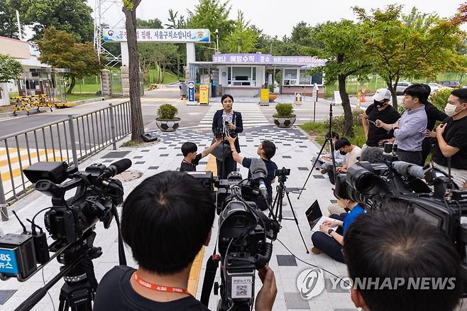 '이준석 성상납 의혹' 기업 대표 법률대리인 기자회견 (의왕=연합뉴스) 황광모 기자 = 국민의힘 이준석 대표에게 성 접대를 한 의혹을 받는 김성진 아이카이스트 대표 측 법률대리인인 김소연 변호사가 5일 오후 경기 의왕 서울구치소에서 김 대표의 오전 접견을 마치고 기자회견을 하고 있다.
    이날 오후 서울경찰청 반부패·공공범죄수사대는 김 대표에 대한 2차 접견조사를 할 계획이다. 2022.7.5 hkmpooh@yna.co.kr