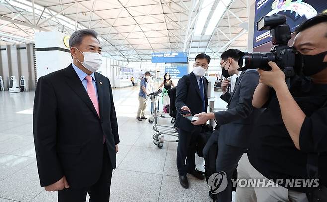 G20 외교장관회의 참석 소감 밝히는 박진 외교부 장관 (영종도=연합뉴스) 김인철 기자 = 박진 외교부 장관이 5일 오후 인천국제공항 제1터미널에서 싱가포르로 출국하기전 G20 외교장관회의 참석 의미와 소감 등을 밝히고 있다.
    박 장관은 5~7일 싱가포르를 방문한 뒤 7~8일 인도네시아 발리에서 열리는 믹타(MIKTA) 외교장관회의와 주요 20개국(G20) 외교장관회의에 참석한다. 2022.7.5 yatoya@yna.co.kr